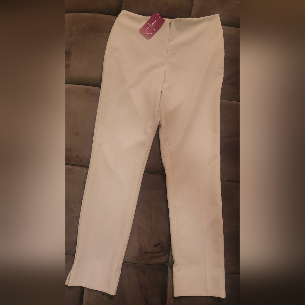 New! Estelle & Finn Front Zip Ankle Pant in Ivory. Size 4. Brand new with tags.